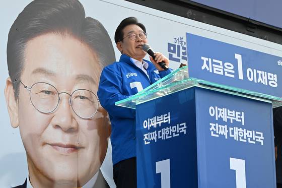 Democratic Party presidential candidate Lee Jae-myung delivers a speech at a rally focused on “K-semiconductors” at the Central Fountain Plaza in Hwaseong, Gyeonggi, on May 12. [JOONGANG ILBO]