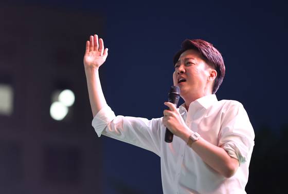 Reform Party presidential candidate Lee Jun-seok delivers a speech at a campaign kickoff event in Cheonggye Plaza, central Seoul, on May 12, the first day of official campaigning for the presidential election. [YONHAP]