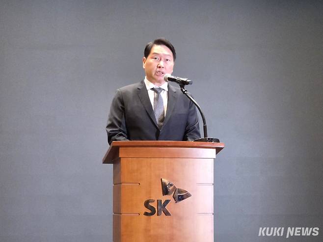 최태원 SK그룹 회장이 7일 서울 중구 SKT 본사에서 열린 SK텔레콤 해킹 사태 관련 일일 브리핑에서 유심보호서비스에 대해 설명하고 있다. 정우진 기자