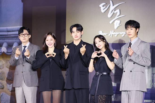 13일 서울 구로구 라마다호텔에서 열린 넷플릭스 시리즈 '탄금' 제작발표회에서 출연 배우들이 포즈를 취하고 있다. 왼쪽부터 박병은, 엄지원, 정가람, 조보아, 이재욱. 연합뉴스