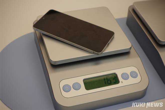 삼성전자가 역대 갤럭시 S 시리즈 중 가장 얇은 ‘갤럭시 S25 엣지’를 13일 공개했다. 정우진 기자