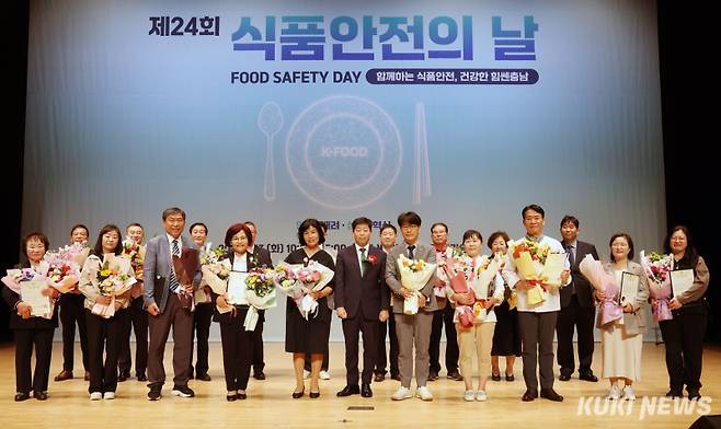 충남도는 13일 도청 문예회관 대강당에서 박정주 행정부지사와 식품위생 및 소비자 단체·협회, 식품분야 종사자 등 600여 명이 참석한 가운데 ‘제24회 식품안전의 날 기념행사’를 개최했다.