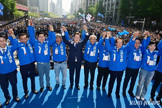 이재명 더불어민주당 대선 후보가 제21대 대통령선거 공식 선거운동이 시작된 지난 12일 오전 서울 종로구 광화문광장에서 열린 중앙선거대책위원회 출정식에서 윤여준 상임총괄선대위원장, 박찬대 상임총괄선대위원장 등 선대위원장들과 기념촬영을 하고 있다. 곽경근 대기자