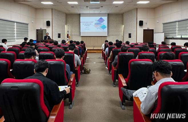 충남도 건설본부는 13일 본부 대회의실에서 LX와 건설본부 직원 및 도로·하천 관련 업무 관계자 등 70여 명이 참석한 가운데 ‘측량 협업 지원 LX설명회’를 개최했다