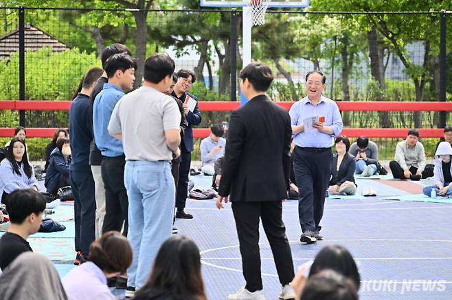 13일 속초시 청초호 호수공원에서 열린 속초시청 공무원 이야기마당인 '좋은 날, 속초'.