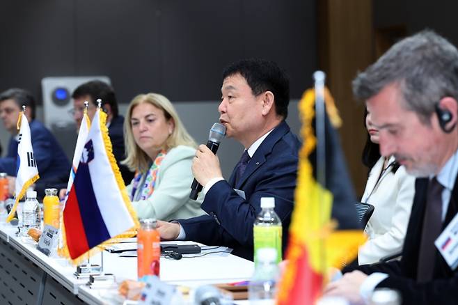 13일 한국수자원공사 방문한 유럽연합 대사 대표단과 초격차 물기술 협력방안을 논의하는 윤석대 한국수자원공사 사장. 한국수자원공사