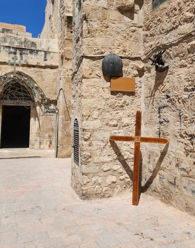 예수님이 십자가를 지고 간 길인 '비아 돌로로사'에 놓여 있는 십자가.