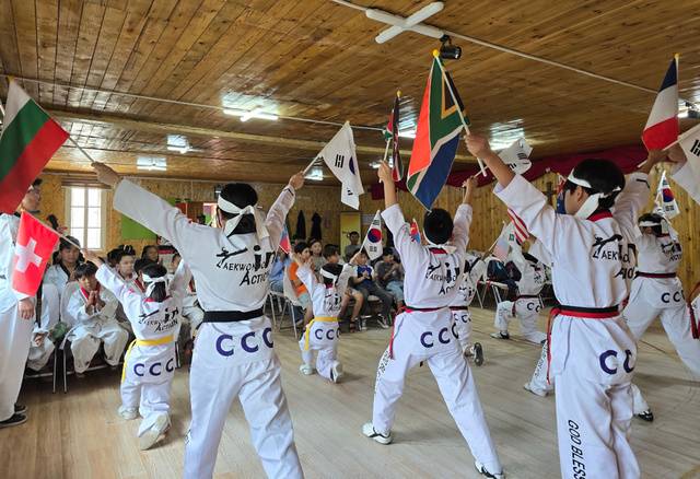 CCC TIA 소속 태권도 선교사들이 지난해 8월 몽골의 현지교회에서 태권도 시범을 보이는 장면. 장 목사 제공