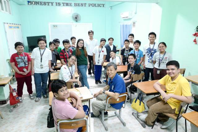 이인로(앞줄 가운데) 선교사가 지난 3월 28일 필리핀 리살주 로드리게스 희망의 빛 기독학교에서 학생 및 교직원과 함께 사진 촬영을 하고 있다.