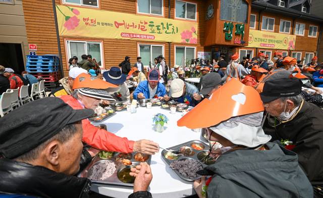 어르신들이 지난 8일 서울 동대문구 밥퍼나눔운동본부가 주최한 어버이날 효도잔치에서 식사하고 있다. 신석현 포토그래퍼