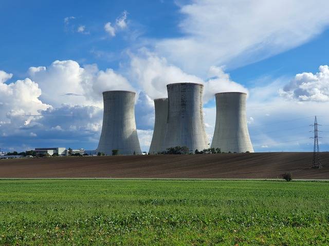 체코 두코바니 원전 모습. 높이 125m의 냉각탑에서 수증기가 뿜어져 나오고 있다. 국민일보DB