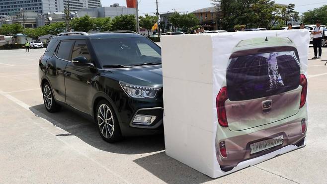 강릉 급발진 의혹 사고 당시 상황이 지난해 5월 강원 강릉의 한 교회 주차장에서 재연되고 있다. 연합뉴스