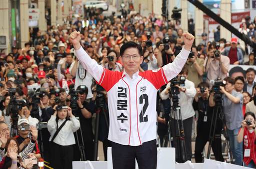 김문수 국민의힘 대선 후보가 13일 울산 남구 뉴코아아울렛 앞에서 유세를 하고 있다. 공동취재, 뉴시스