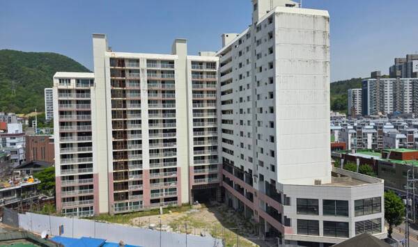 12일 오전 11시께 인천 계양구 효성동 다소미 아파트가 녹슨 철제 구조물과 곰팡이로 얼룩진 채 도심 한복판에 서있다. 장민재기자