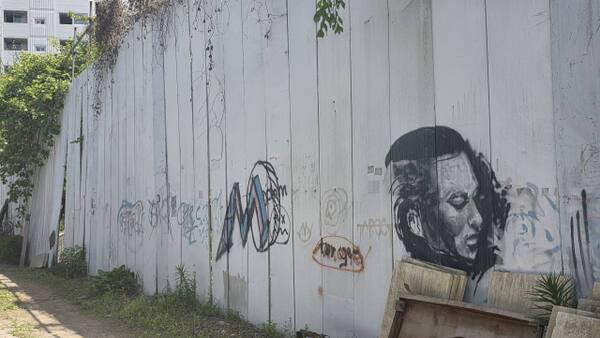 12일 오전 11시께 인천 계양구 효성동 다소미 아파트를 둘러싼 철제 가림막이 넝쿨과 낙서 등으로 덮혀있다. 장민재기자