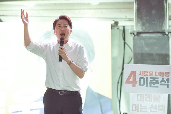 개혁신당 이준석 대선 후보가 지난 12일 서울 청계광장에서 열린 출정식에서 연설을 하고 있다. 연합뉴스