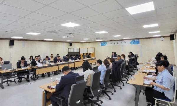 인천시가 13일 시청 공감회의실에서 앞으로 5년간 인천 청년정책의 방향과 비전을 제시할 ‘제2차 시 청년정책 기본계획’ 착수 보고회를 하고 있다. 인천시 제공