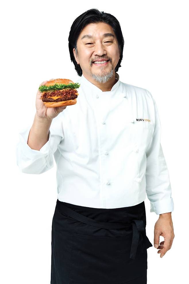 ‘에드워드 리 비프버거’를 들고 있는 에드워드 리 셰프. [사진제공=맘스터치]