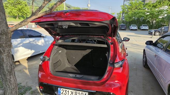 푸조 308 스마트 하이브리드 트렁크 공간 [한창호 기자]