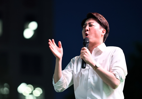 이준석 개혁신당 대선 후보가 제21대 대통령 선거 공식 선거운동 첫날인 지난 12일 서울 청계광장에서 열린 출정식에서 연설을 하고 있다. [사진 출처 = 연합뉴스]