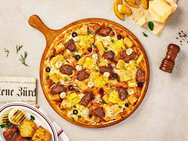 피자앤컴퍼니가 봄을 맞아 최근 출시한 ‘스모크 수비드 스테이크 피자’. <피자앤컴퍼니>