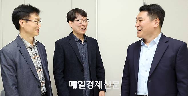 김진석 특허청 전문심사관, 신현억 전문심사관, 양중환 전문심사관(왼쪽부터)은 30년 넘게 삼성과 LG에서 디스플레이를 연구하면서 수백 건의 특허를 낸 달인들이다. 한주형 기자