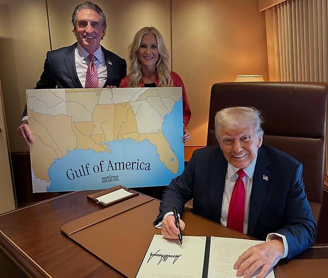 지난 2월 트럼프 대통령이 에어포스원에서 멕시코만을 미국만으로 변경하는 포고문에 서명할 당시 미국만 지도를 들고 뒤에 서 있는 더그 버검 미 내무부 장관(뒷줄 왼쪽) <사진=버그 더검 SNS>