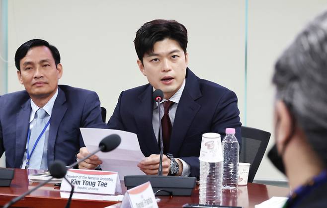 김용태(가운데) 국민의힘 비상대책위원장 지명자가 13일 서울 여의도 국회 의원회관에서 열린 한국-호주-베트남 석탄재 핵심 광물화 사업 간담회에 참석해 발언하고 있다. [사진 출처 = 연합뉴스]