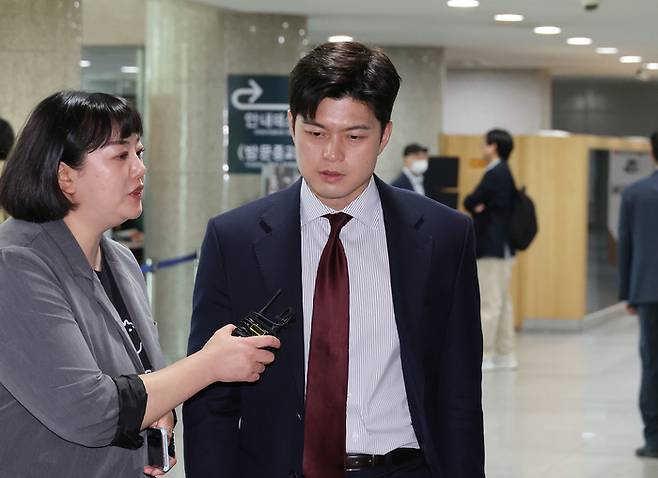 김용태 국민의힘 비상대책위원장 지명자가 13일 서울 여의도 국회 의원회관에서 열린 한국-호주-베트남 석탄재 핵심 광물화 사업 간담회에 참석하기 위해 이동하던 중 취재진의 질문을 받고 있다. [사진 출처 = 연합뉴스]