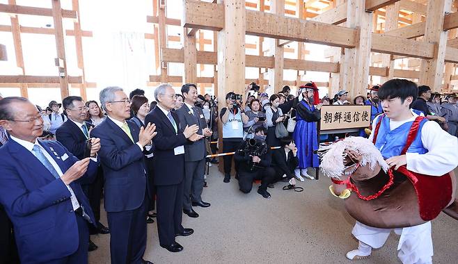 13일 산업통상자원부와 KOTRA가 2025 오사카·간사이 엑스포에서 한국의 날 공식 기념식을 개최했다. 주요 관계자들이 기념식에 앞서 진행된 조선통신사 행렬 재현 퍼포먼스를 지켜보고 있다. 앞줄 오른쪽부터 안덕근 산업부 장관, 유인촌 문화체육관광부 장관. KOTRA