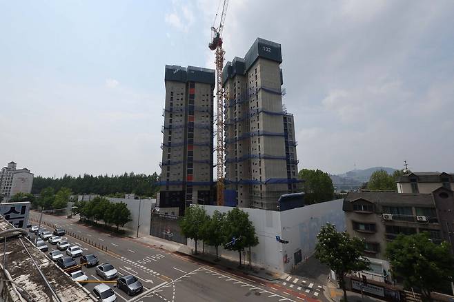 공사비 추가 인상을 결정한 서초구 잠원동 '신반포18차 337동' 재건축 사업장. 한주형 기자