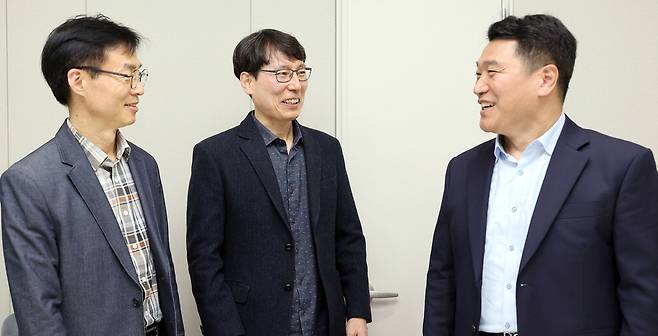 김진석 특허청 전문심사관, 신현억 전문심사관, 양중환 전문심사관(왼쪽부터)은 30년 넘게 삼성과 LG에서 디스플레이를 연구하면서 수백 건의 특허를 낸 달인들이다. 한주형 기자