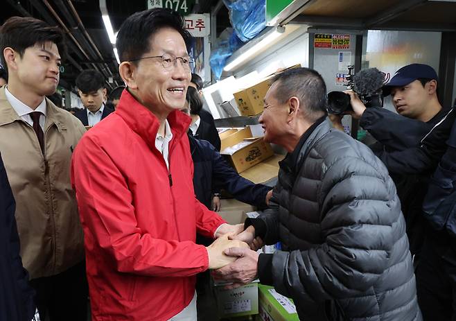 제21대 대통령 선거 공식 선거운동 첫날인 12일 국민의힘 김문수 대선 후보가 서울 송파구 가락시장을 방문해 시장들과 인사하고 있다.  2025.5.12 [사진 = 연합뉴스]