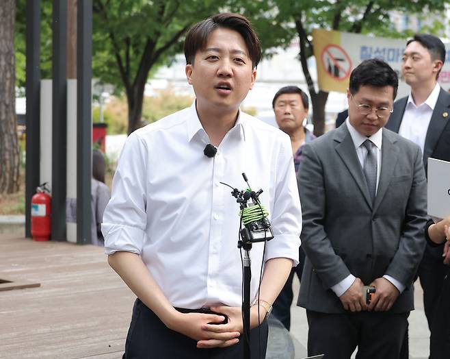 개혁신당 이준석 대선후보가 13일 대구 칠성시장 앞에서 취재진 질문에 답하고 있다. 2025.5.13 [사진 = 연합뉴스]