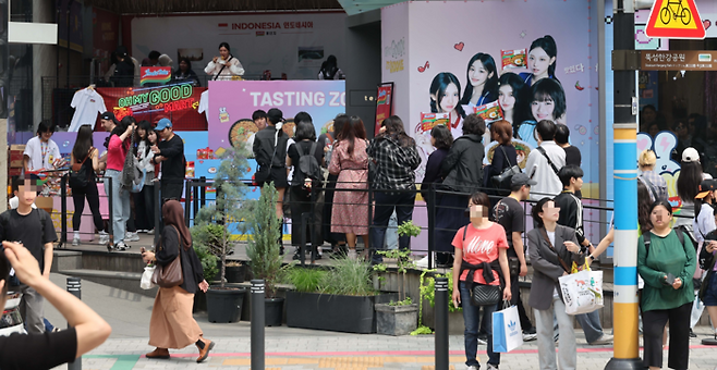 서울 성수역 연무장길 일대가 사람들로 붐비고 있다. [한주형 기자]
