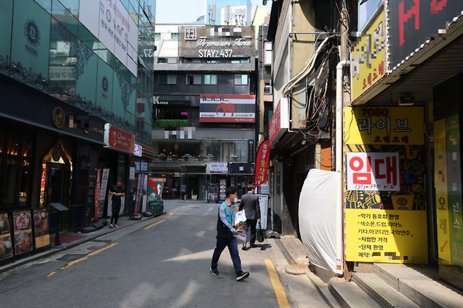 서울 종각역 젊음의거리 일대가 한산한 모습. 주변 건물에는 폐업을 알리는 임대 딱지가 붙어 있다. [한주형 기자]