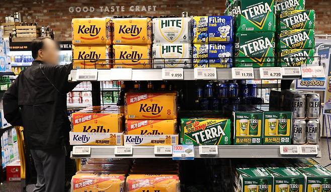 서울 시내의 한 대형마트에 하이트진로의 테라와 켈리 맥주가 진열돼 있다. [사진 출처 = 연합뉴스]