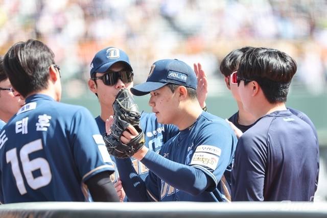 김녹원이 4일 부산 롯데전에서 NC 선수들에게 격려 받고 있다. 사진=NC 제공