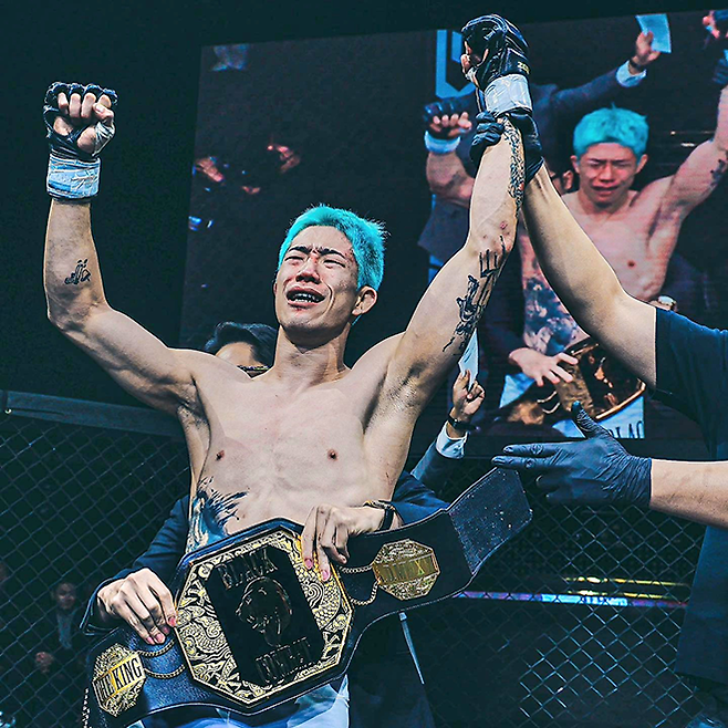 이송하가 2022년 12월 인천광역시 파라다이스시티 크로마 클럽에서 제2대 블랙컴뱃 라이트급 챔피언으로 등극하며 감격하고 있다. 사진=이데아 파라곤