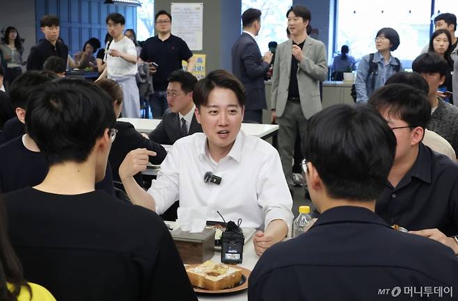 (대구=뉴스1) 공정식 기자 = 이준석 개혁신당 대통령 후보가 13일 대구 북구 경북대를 찾아 학생들과 점심 식사하며 대화를 나누고 있다. 2025.5.13/뉴스1  Copyright (C) 뉴스1. All rights reserved. 무단 전재 및 재배포,  AI학습 이용 금지. /사진=(대구=뉴스1) 공정식 기자