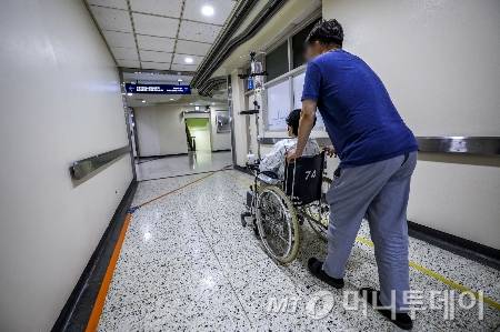 서울의 한 대학병원에서 환자가 보호자와 함께 이동하고 있다./사진=[서울=뉴시스] 정병혁 기자