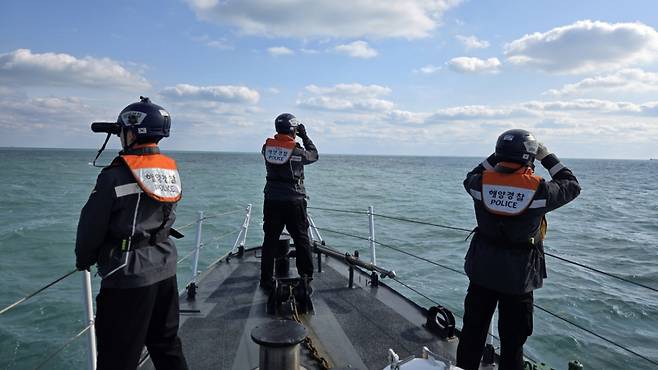 2025년 2월 완도해경이 10일 139t급 저인망 '제22호 서경호' 침몰 사고가 발생한 전남 여수시 삼산면 거문도 인근 해상에서 이틀째 실종자 수색을 이어가고 있다. (자료 사진) /사진=김혜인