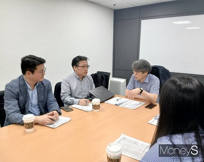 (왼쪽부터)이상진 금융감독원 금융시장안정국 ESG시스템리스크분석팀장, 빅데이터·인공지능(AI) 기반 ESG 평가기관인 지속가능발전소의 윤덕찬 대표, 정유신 서강대 경영학부 교수 겸 디지털경제금융연구원장이 지난 4월 '2025 제5회 대한민국 지속가능 금융 ESG 어워드' 수상사 선정을 위한 대면심사를 진행하고 있다./사진=머니S