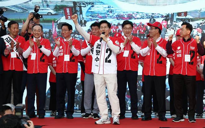 국민의힘이 13일 소상공인들을 위한 공약을 공개했다. 사진은 전날 대구 서문시장에 방문한 김문수 국민의힘 대선 후보. /사진=뉴시스(공동취재)