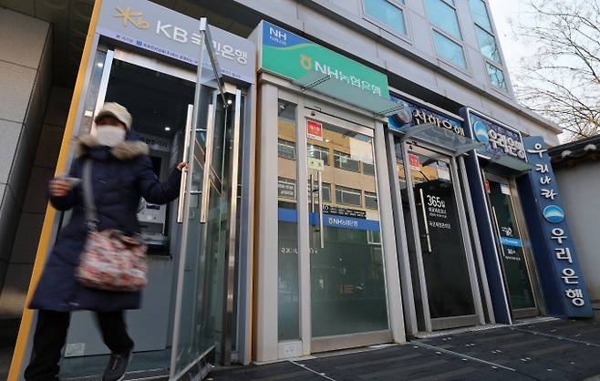 KB국민·신한·하나·우리은행 등 4대 은행의 예금상품 최대 금리는 이날 기준 2.58~2.60%로 집계됐다. 사진은 이날 서울 시내에 설치된 시중은행 ATM 기기 모습. /사진=뉴스1