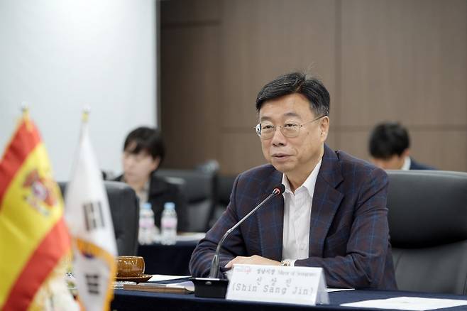 신상진 성남시장이 13일 시청 제1회의실에서 세계 최대 스마트시티 전시회인 ‘스마트시티 엑스포 월드 콩그레스(Smart City Expo World Congress, SCEWC)’ 대표단을 접견하며 인사말을 하고 있다. /사진제공=성남시