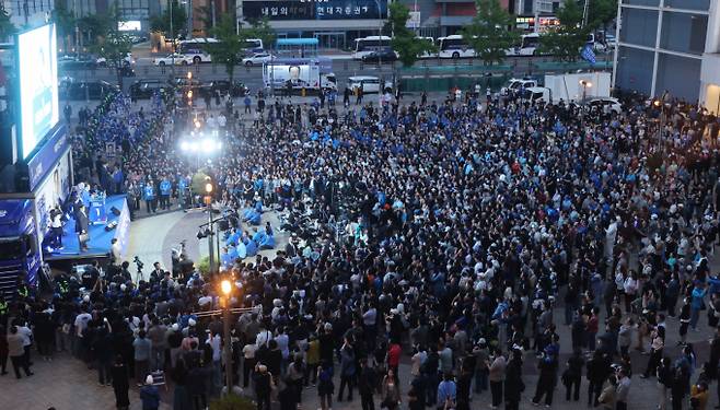 이 후보는 이날 유세에서 줄곧 유권자들에게 '색깔'이 아닌 '능력'으로 정치인을 선택해달라고 당부했다. 사진은  이재명 더불어민주당 대선 후보가 13일 울산 남구 롯데백화점 울산점 광장에서 열린 유세에서 지지호소를 하는 모습. /사진=뉴시스