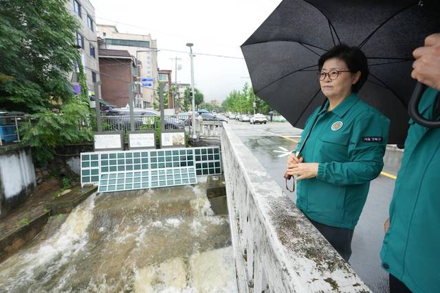 지난해 이순희 강북구청장이 풍수해 대비 현황을 점검하고 있다.강북구청 제공