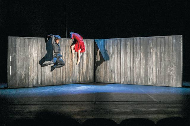 서울시발레단이 오는 18일까지 스웨덴 출신의 안무가 요한 잉거의 대표작 ‘워킹 매드’와 ‘블리스’를 선보인다. 잉거는 두 작품을 두고 “나를 흥미롭게 하는 것은 인간이라는 존재”라며 “그들의 진실된 감정을 표현하려 했다”고 설명한 바 있다.   세종문화회관 제공