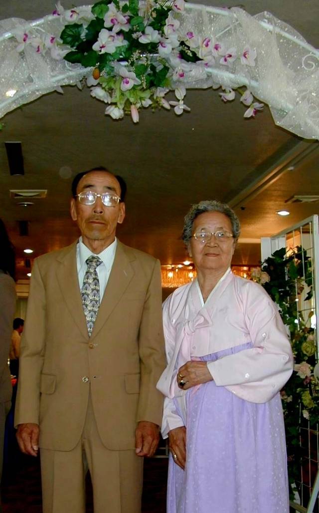 노년의 부모님. 1921년 4월생 동갑인 두 분은 17세에 결혼한 후 70년을 함께하셨다.